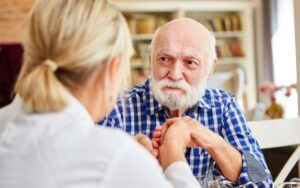 Betreuungskraft unterstützt Senior zu Hause bei Alltag und Sicherheit