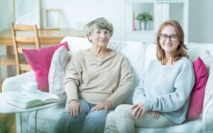 Pflegekräfte aus Osteuropa im Gespräch mit Seniorin zu Hause