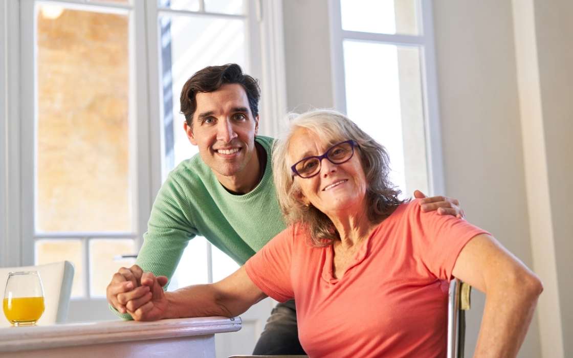 Private Betreuung im häuslichen Alltag mit Betreuungskraft und Senior