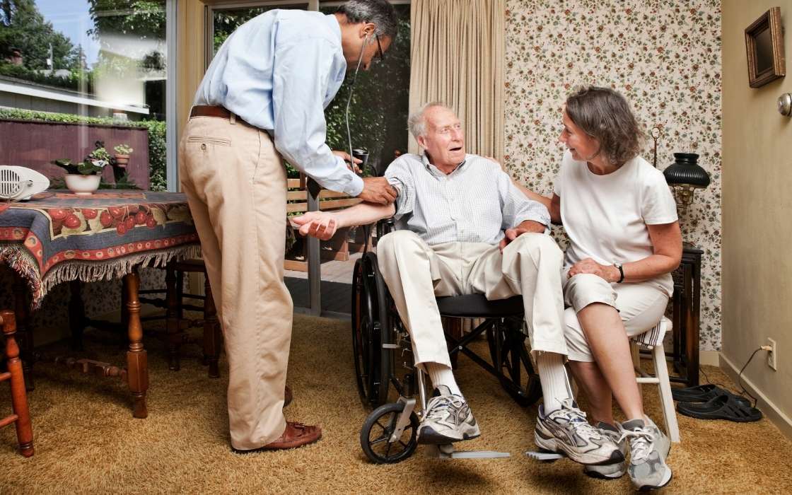 Private Betreuung zu Hause Private Betreuung zu Hause im Gespräch zwischen Senior und Betreuungskraft