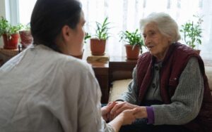 Senioren in einer Wohngemeinschaft beim gemeinsamen Kaffee