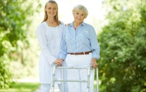 Angehörige begleiten Senioren im Alltag bei Spaziergang und Gesprächen