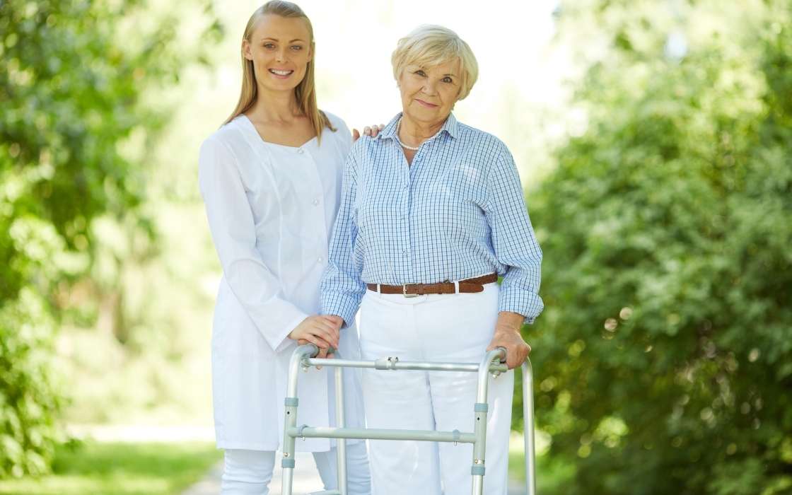 Angehörige begleiten Senioren im Alltag bei Spaziergang und Gesprächen