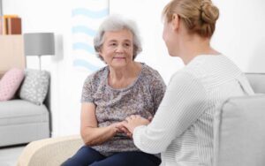 Angehörige planen 24-Stunden-Betreuung mit Checkliste am Tisch