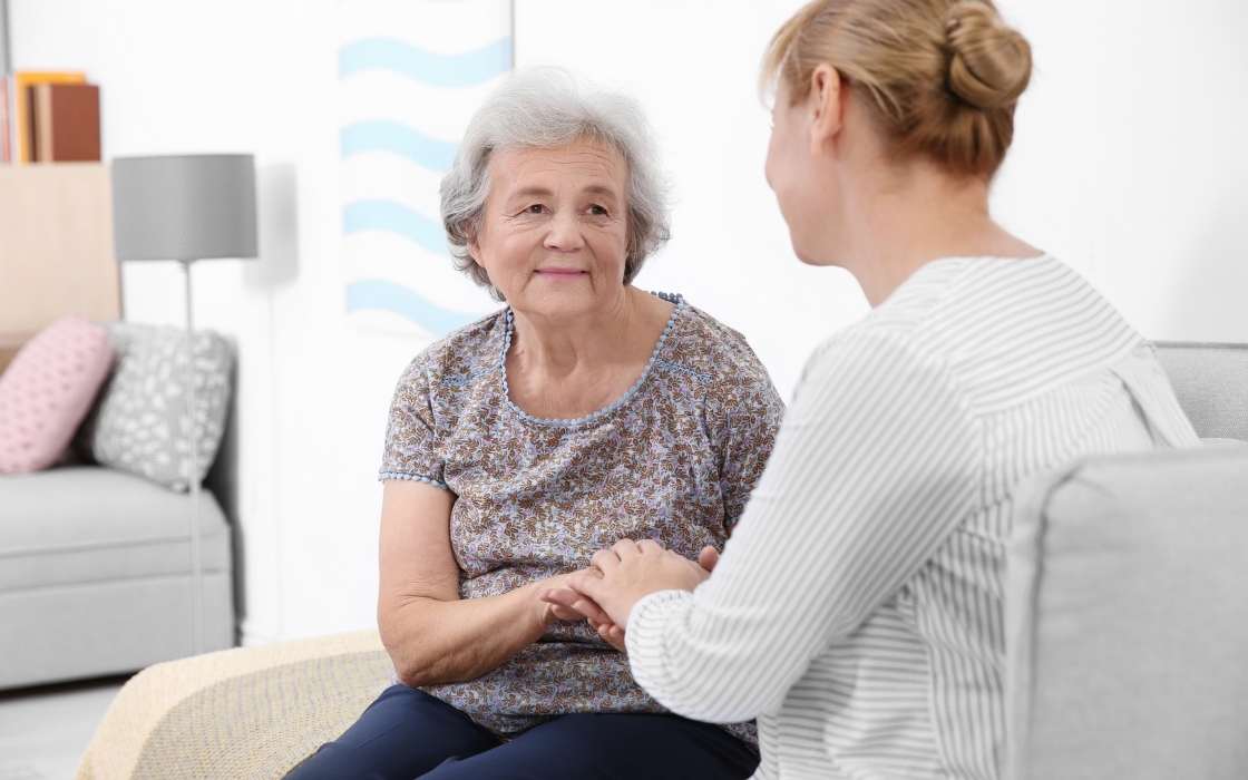 Angehörige planen 24-Stunden-Betreuung mit Checkliste am Tisch