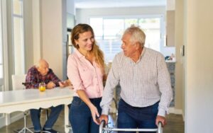 Betreuungskraft und Seniorin besprechen den Tagesablauf der 24-Stunden-Pflege zu Hause