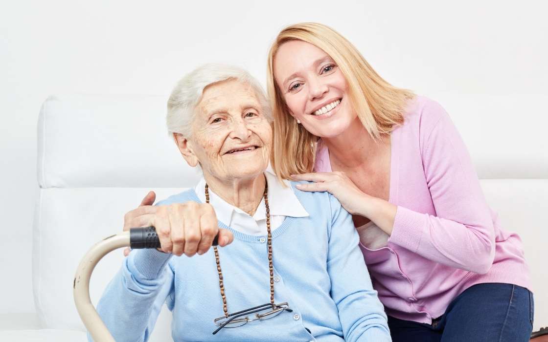 Angehörige besprechen Altenpflege-Kosten und Betreuungsoptionen am Küchentisch