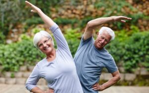 Seniorin und Senior bei einer gemeinsamen Beschäftigung im Alltag