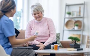 Betreuung organisieren Checkliste für Seniorenbetreuung zu Hause mit Angehörigen und Betreuungskraft