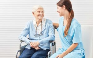 Angehörige sprechen mit Betreuungskraft über Regeln und Arbeitszeiten in der Betreuung zu Hause