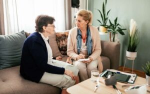 Angehörige besprechen mit einer Betreuungskraft die Betreuung zu Hause