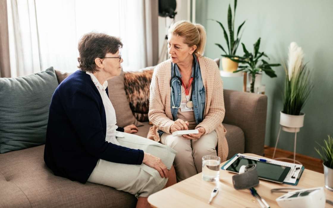 Angehörige besprechen mit einer Betreuungskraft die Betreuung zu Hause