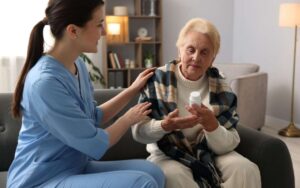 Betreuungskraft und Seniorin im Gespräch zuhause