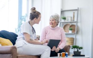 Angehörige organisieren den Einzug einer Betreuungskraft am Wohnzimmertisch