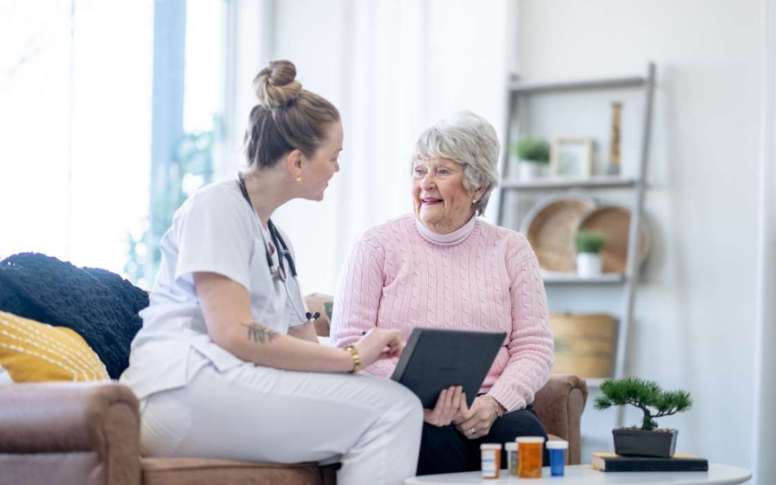 Angehörige organisieren den Einzug einer Betreuungskraft am Wohnzimmertisch