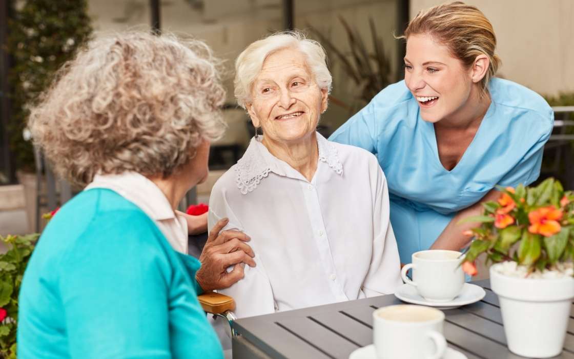 Feste Betreuungskraft begleitet einen Senior zuhause im Alltag und gibt Sicherheit