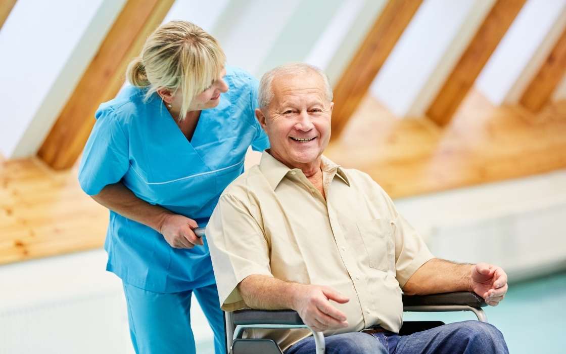 Angehörige besprechen Finanzierung der Seniorenbetreuung am Tisch