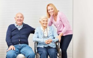 Angehörige besprechen Pflegeplan und Tagesablauf mit Pflegekräften am Küchentisch