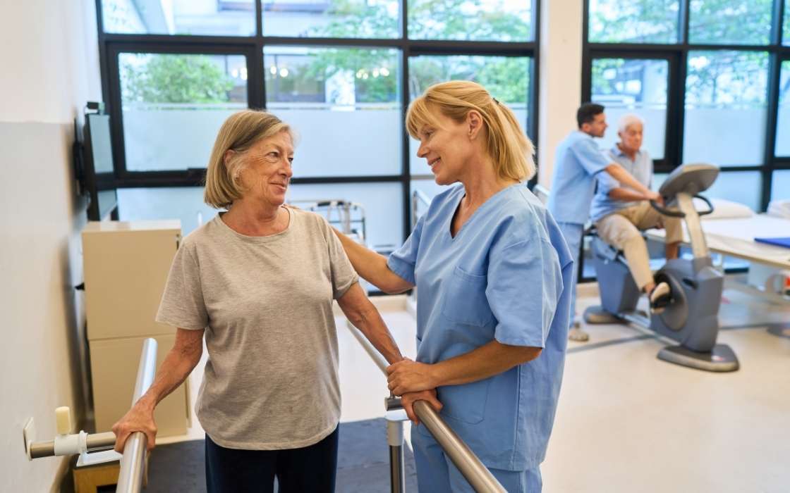 Kosten und Planung einer 24-Stunden-Pflege Angehörige besprechen die Kosten einer 24-Stunden-Pflege am Küchentisch