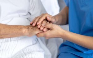 Angehörige sprechen mit Pflegekraft aus Osteuropa per Videoanruf