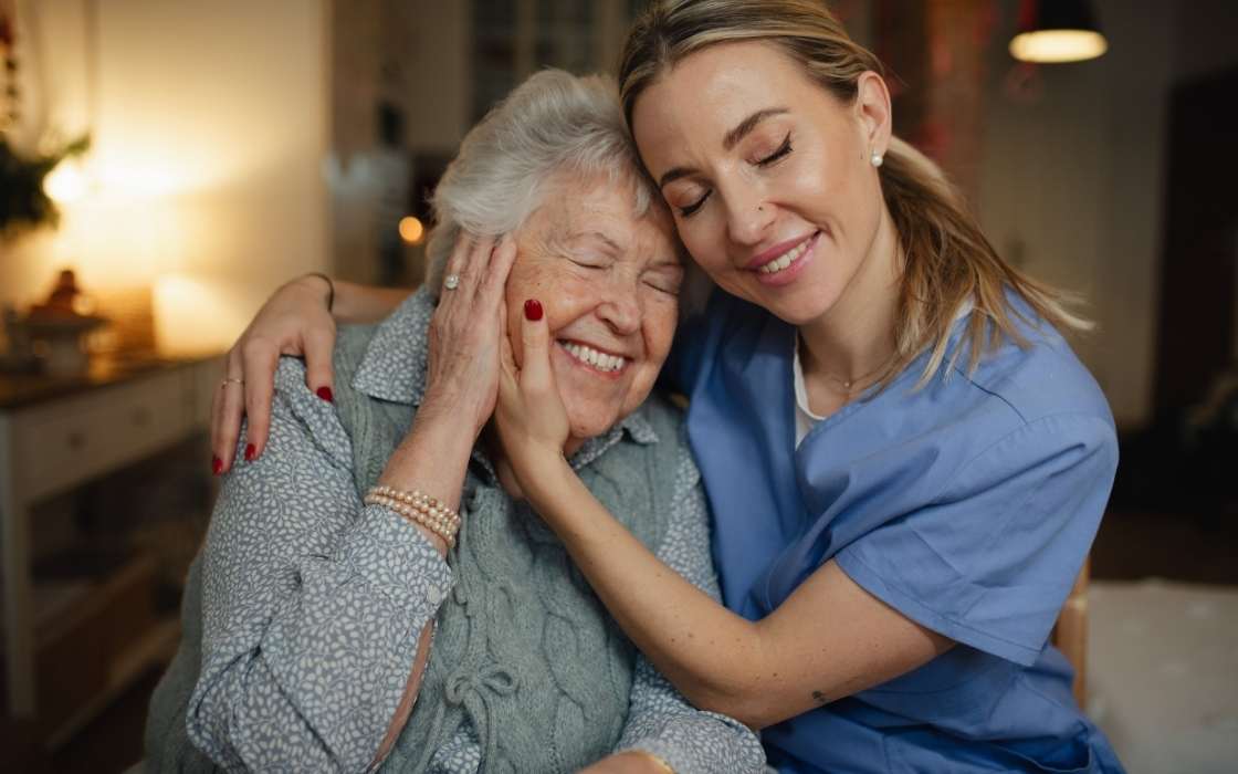 Seniorenbetreuung im Alltag zu Hause Seniorenbetreuung im Alltag durch Betreuungskraft zu Hause mit Gespräch und Unterstützung