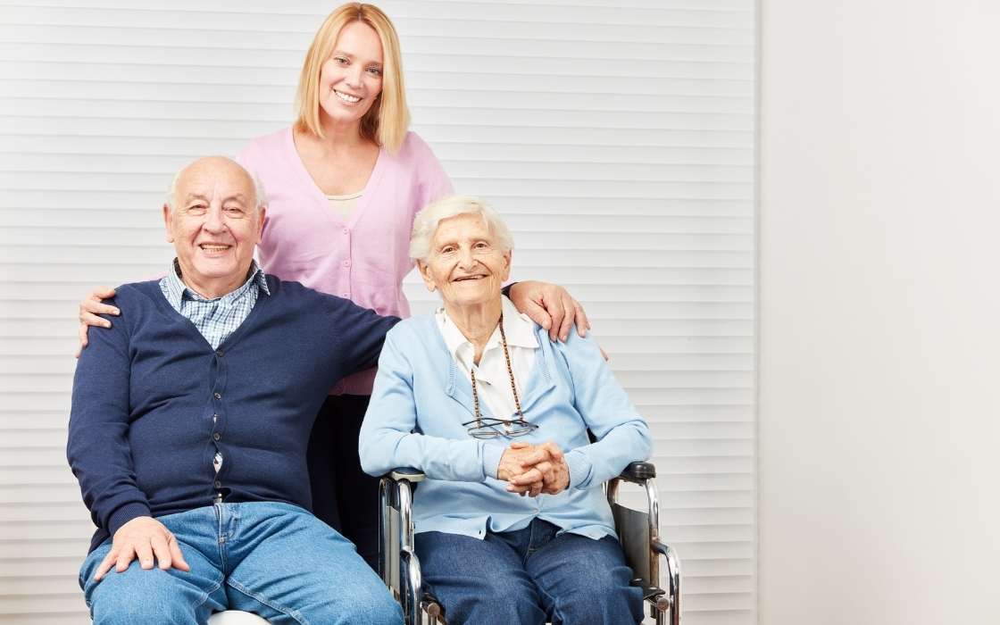 Angehörige sprechen mit Seniorin über Seniorenbetreuung zu Hause und Pflegeheim