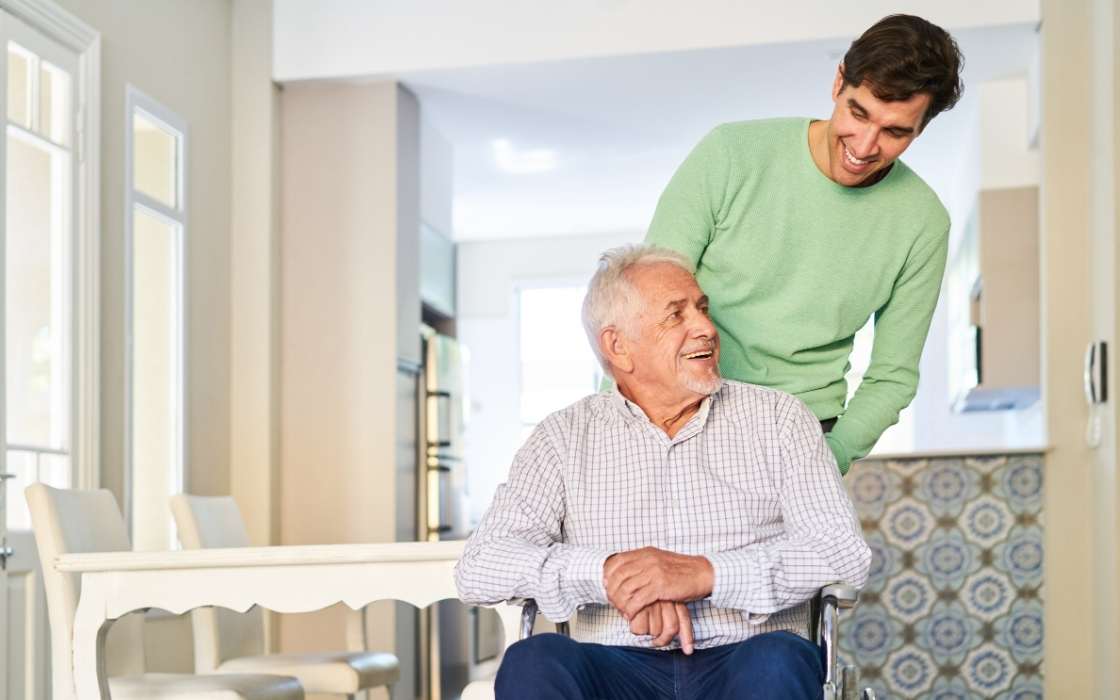 Angehörige besprechen mit einer Vermittlungsagentur die Auswahl einer Pflegekraft am Tisch mit Unterlagen