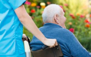 Angehörige prüfen eine Vertrags-Checkliste für eine Pflegekraft am Küchentisch